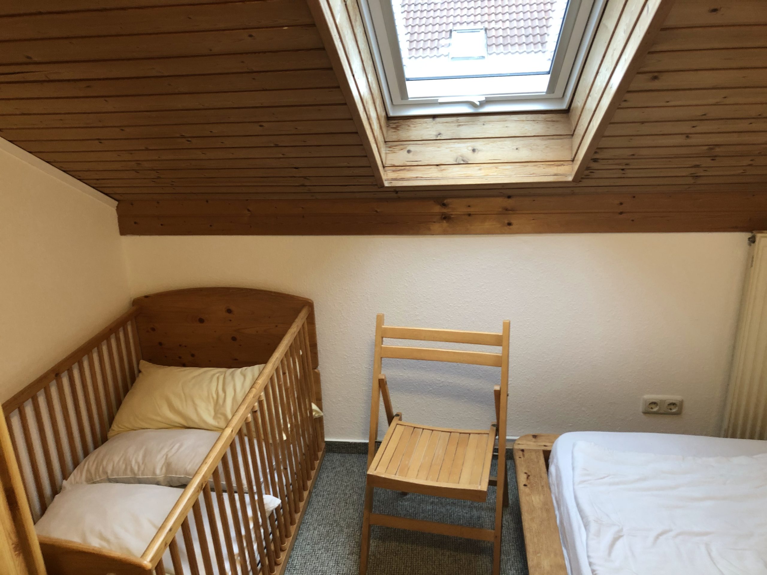 Ferienhaus Lippetal Schlafzimmer mit Kindergitterbett 1. OG